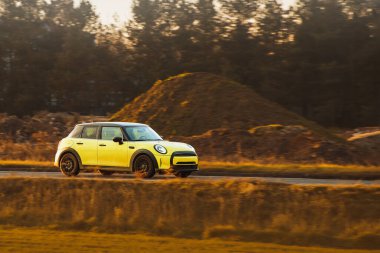 Güneşli kırsal yolda otomobil sürmek