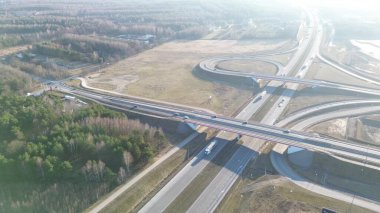 İnsansız hava aracı görüntüsü üstgeçitlerle modern yol kavşağı