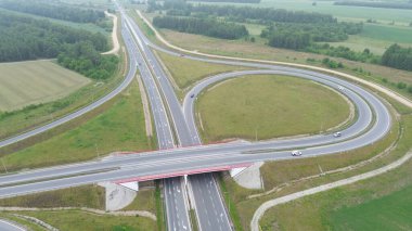 Otoyol trafiğiyle dolu üstgeçit