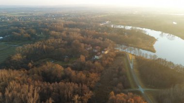 Bereketli ağaçlar ve mavi suyla sakin nehir kenarı
