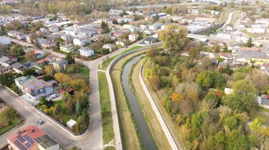 Şehir, nehir ve yeşil parkın yer aldığı şehir manzarası