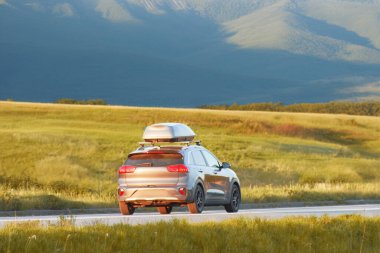 Yeşil tepeler boyunca çatı katlı bir yolculuk.