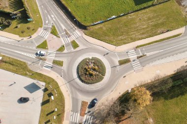 Şehir sokakları ve kavşakları gün batımında yukarıdan