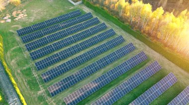 Fotovoltaik paneller çatıda yenilenebilir enerji sağlıyor