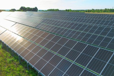 Güneş panellerinin alanı güneş altında sürdürülebilir enerji üretiyor.