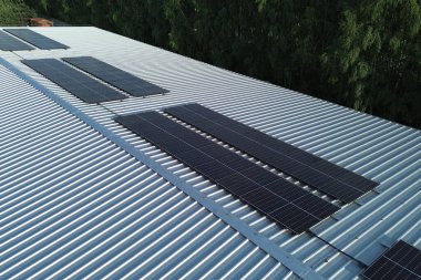 Metal endüstriyel bir çatıda fotovoltaikler