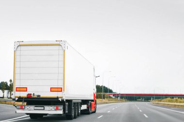 Büyük kamyon kargo taşıyor.