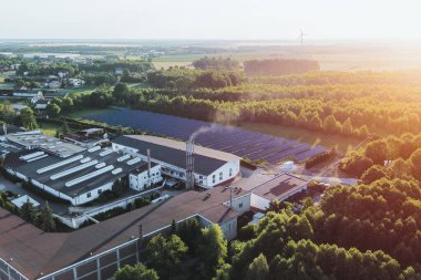 Günbatımında Rüzgar ve Güneş Enerjisini Kullanan Endüstriyel Kompleks