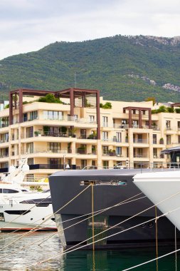 Yat, tepedeki manzaralı marinaya demirlemiş..