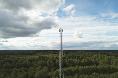 Geniş kırsaldaki telekomünikasyon kulesi