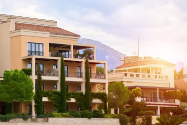 Akdeniz cazibesiyle marina yakınlarındaki lüks daireler.