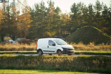 Açık çimenli araziyi kullanan araç