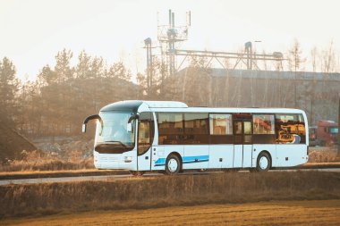 Modern koç kırsal alanda seyahat ediyor.