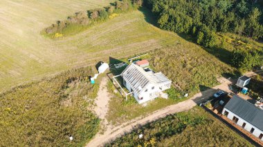 İnşaat halindeki evle kırsal alan