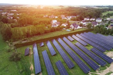 Yeşil Topluluktaki Güneş Panelleri ile Modern Evler