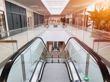 Boş yürüyen merdiven, alışveriş merkezinin üst katına çıkıyor.