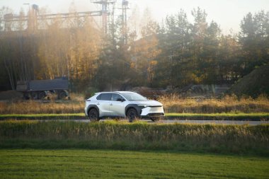 Doğada enerji tasarruflu araba sürüyor.