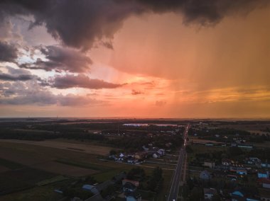 Yaz akşamı günbatımı Küçük bir kasabada yağmur bulutları ile