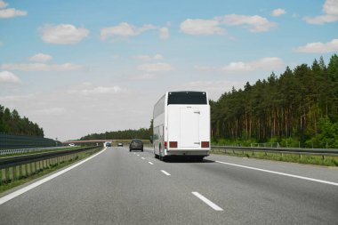 Kırsal yoldan geçen otobüs.