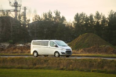 Modern beyaz otobüsü olan kırsal otoyol.