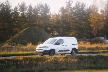 Taşra manzaralı bir araç.