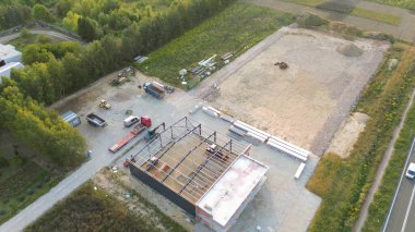 Gün batımında inşaat alanının insansız hava aracı çekimi