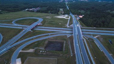 Çoklu şeritli otoyol kavşağının genel görünümü