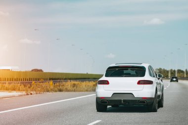 Otoyolda ilerleyen yüksek performanslı Alman SUV..