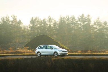 Kırsal kesimde araba hareket halinde.