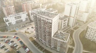 Modern apartman bloklarına sahip şehir manzarası hava manzarası