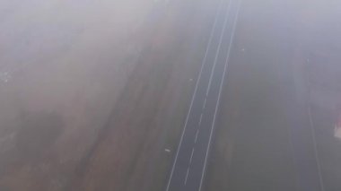 Yukarıdan banliyö sokaklarını kaplayan gizemli sis