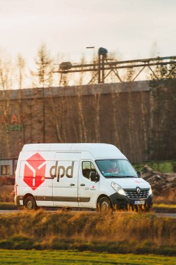 Beyaz minibüs akşam yolu 02.01.2025 Polonya Avrupa