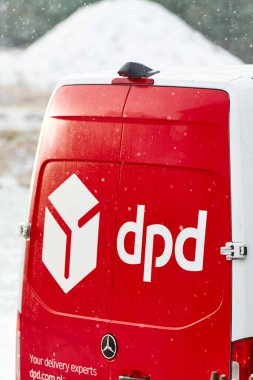 Avrupa, Polonya, 27.01.2025 tarihli teslimat sırasında beyaz DPD minibüsü