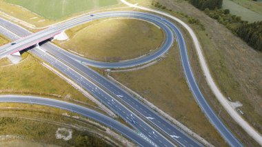 Çoklu şeritli otoyol geçişi ve tarlalarının genel görünümü