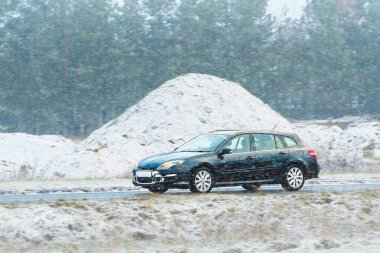 Buzlu kış karayolunda modern araç