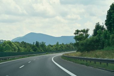Dağ manzaralı kırsal otoyolda trafik