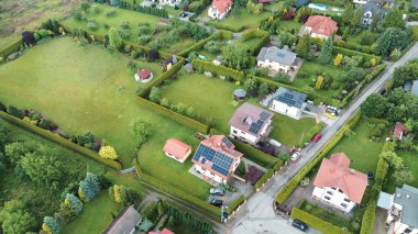 Ormanlık alanda güneş enerjisi kullanan modern bir ev.