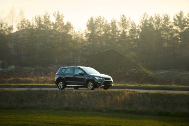 Altın saatinde şehir yolu boyunca SUV yolculuğu