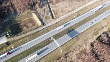 Kamyon kırsal kesimde otobanda gidiyor.