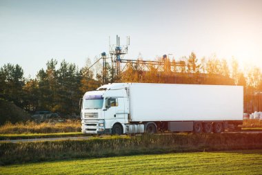 Kırsal yolda giden büyük bir nakliye aracı.