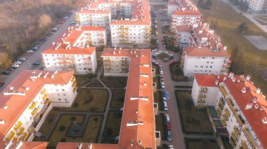 Beyaz ve kırmızı binaları olan modern kentsel mahalle