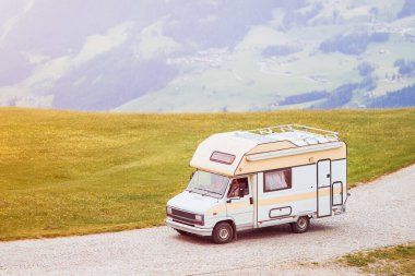 Karavan yeşil kırsal alandan manzaralı bir rota izliyor.