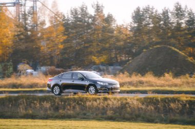 Doğada siyah araba yolculuğu