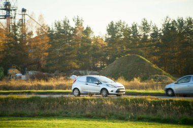 Kırsal kesimde modern beyaz araba