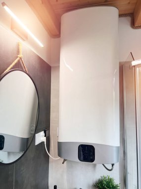 Şık banyoda enerji tasarruflu elektrikli su ısıtıcısı