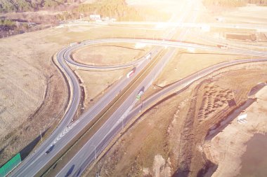 Döngü rampaları olan hava manzaralı otoyol kavşağı