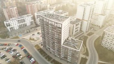 Modern apartman bloklarına sahip şehir manzarası hava manzarası