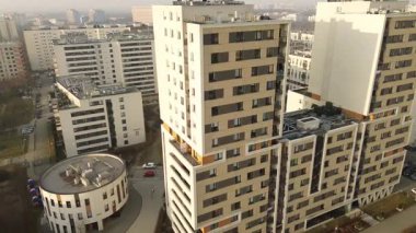 Şehir manzarasında lüks apartman blokları
