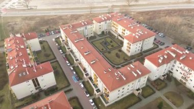 Hava manzaralı, kırmızı çatısı olan modern yerleşim alanı