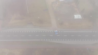 Boş yollar ve yoğun sabah sisinde evler.